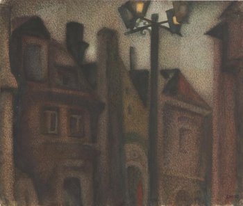 На первом плане изображен фонарный столб со  светящимися фонарями. За ним - три каменных дома с двускатными крышами, с высокими трубами.