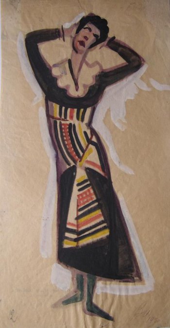 Изображена темноволосая молодая женщина в черном платье с светлым воротником и цветным широким поясом; руки женщины заложены за голову.