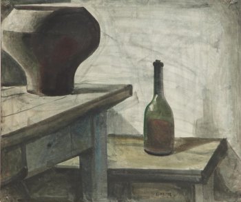 Дано изображение кухонного стола, на краю которого стоит чугун. Рядом со столом - скамья с бутылкой зеленого стекла.