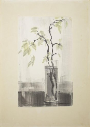 Изображены две изогнутые тополиные ветки с бледно-зелеными листьями в высоком узком стакане прямой формы.