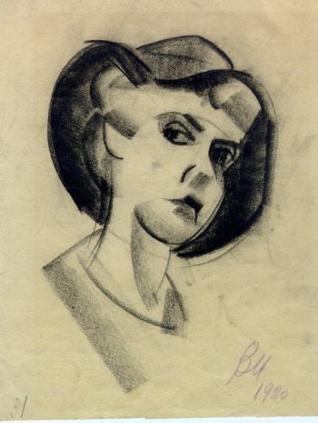 Оплечное изображение молодой женщины 3/4 повороте вправо. На голове черная шляпа с полями, из-под которой видны кудрявые волосы.