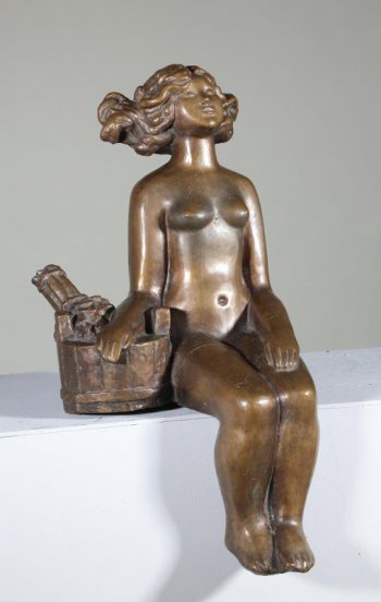 Скульптурное изображение сидящей обнаженной девушки анфас, руки согнуты в локтях, правая лежит на ушате с веником, левая  на левой ноге. Голова с пышными кудрявыми волосами запркинута назад. Ноги плотно сжаты, ступни ног чуть скрещены.