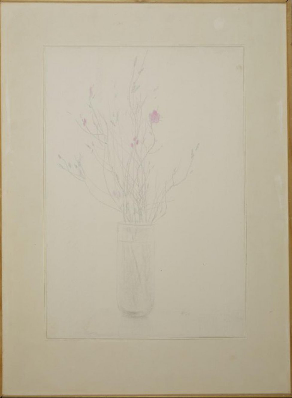 Изображен букет из веточек багульника с мелкими сиреневыми цветочками в стеклянном стакане.