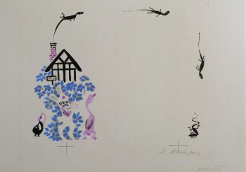 Изображен дом, окруженный синими цветами, из трубы которого вылетела черная ящерица. перед домом стоят морская свинка, кролик и утка. В правой части композиции - три ящерицы. Изображение стилизованное.
