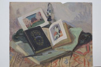 Изображены две книги, альбом и кисточка, лежащая на ткани с восточным орнаментом. Одна из книг раскрыта на странице с мужским портретом. Над книгами слева изображен пейзаж, справа - подвеска на шнурке.