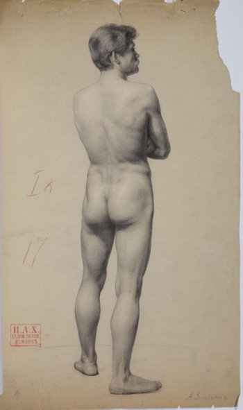 Изображена в рост фигура обнаженного мужчины спиной к зрителю со сложенными на груди руками. Голова повернута вправо. Ноги немного расставлены.