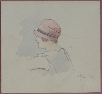 Изображена фигура молодой женщины, погрудно, в левый профиль. На голове розовая шляпа с маленькими полями и темной лентой. Платье с открытым воротом без рукавов.