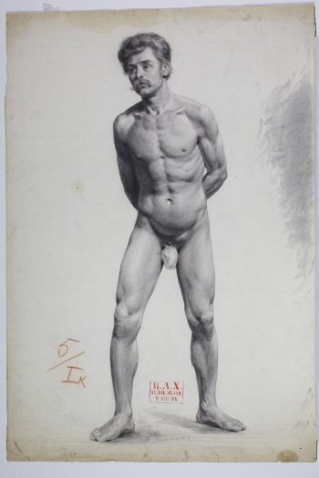 Изображена в рост фигура обнаженного мужчины лицом к зрителю с заложенными за спину руками. Ноги широко расставлены. Туловище немного наклонено вперед и вправо.