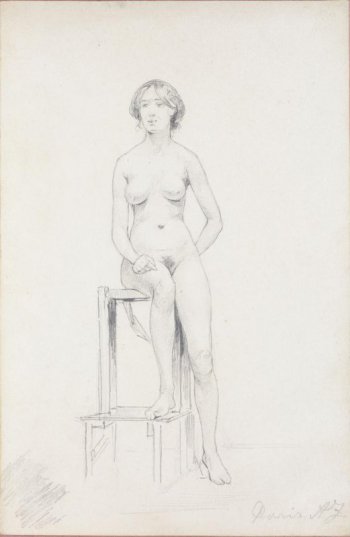 Изображена фигура обнаженной женщины, стоящей на постаменте лицом к зрителю. Правая рука лежит на правом колене, левая заложена за спину. Правая нога опирается на ступеньки, левая стоит на полу.