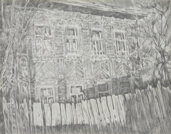 Изображен фрагмент двухэтажного деревянного дома. На первом плане - дощатый забор перед домом; слева и справа - деревья с облетевшей кроной. Дом и забор освещены солнцем; окна дома украшены резными наличниками.