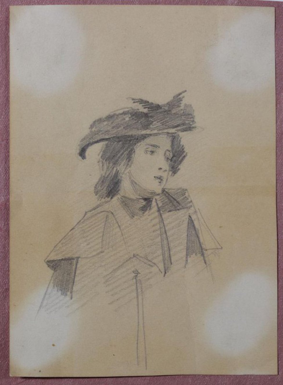 Изображена молодая женщина погрудно, в полоборота вправо, в пальто. Волосы собраны низко на затылке узлом. На голове - шляпа с полями.