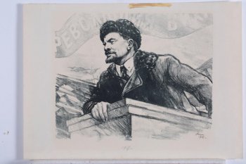 Погрудное  в 3/4 оборота влево изображение В.И.Ленина на трибуне. Ленин в зимнем пальто и зимней шапке. В верхней части листа лозунг с надписью 