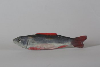 Обобщенное изображение рыбы с красным плавником на спине, туловище от темно-серого до светло-серого, брюшко серо-розовое, с двумя условно обозначенными плавниками. Глаз в виде сквозного отверстия. Жабры с обеих сторон обозначены вырубкой.