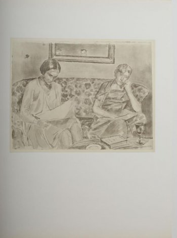 На диване, стоящем около стола, изображены две читающие женщины. Над диваном висит зеркало, изображение которого срезано верхним краем листа. В зеркале отражаются две мужские головы.