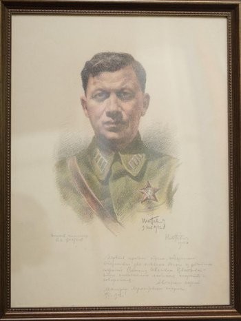 Погрудное изображение мужчины в военной форме с Орденом Красной Звезды.