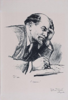 В правый профиль погрудно изображен В.И.Ленин. В правой руке карандаш. На столе лист бумаги. Слева внизу подпись фломастером: