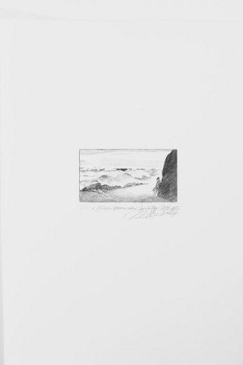Изображен мужчина, стоящий у скалы на берегу моря.
