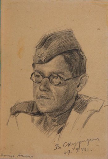 Оплечное изображение молодого мужчины в пилотке, очках; корпус в легком повороте влево.