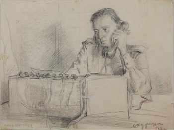 Погрудное изображение девушки с короткими волосами сидящей за столом с рацией; в правой руке трубка.