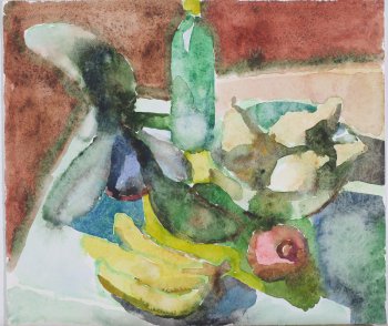 На коричневом фоне на светлой поверхности изображены фрукты (гроздь бананов, гранат), тарелка с нарезанной грушей, зеленая бутылка, слева - синяя вазочка с зелеными листьями.