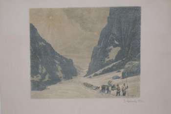 Изображено ущелье занесенных снегом. Справа стоят двое мужчин в меховой одежде. Один из них держит в руках шест. Другой держит двух оленей запряженных в сани.На горах кое-где снег.