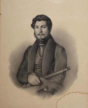 Поколенный портрет мужчины с шляпой и ружьем в руках; Эдуард фон Фюрстенберг сидит, повернувшись немного влево; волнистые темные волосы, усы, баки и борода; одет в темный костюм