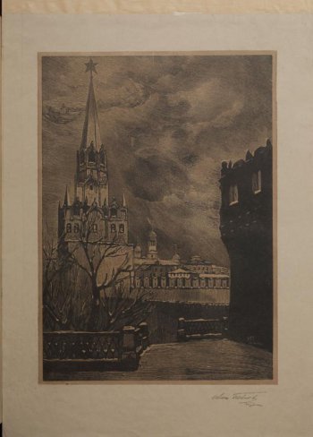 Слева изображена кремлевская башня с шатровым  перекрытием, увенчанным пятиконечной звездой. Справа от нее зубчатые стены. За ними постройки. Справа на гравюре :