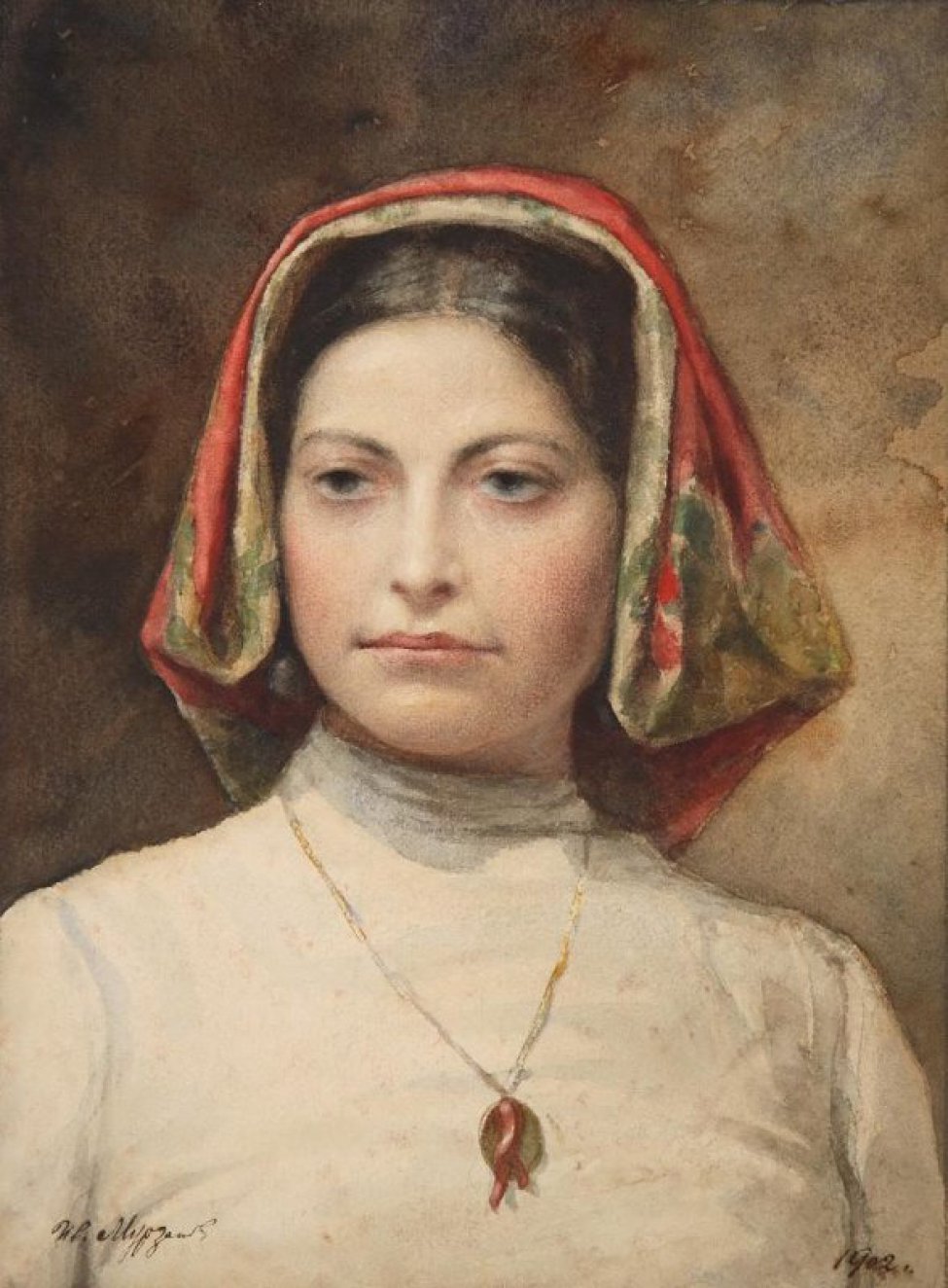 Погрудное изображение молодой женщины в фас в в белой с глухим воротником кофте. На голове красный платок, на груди медальон.