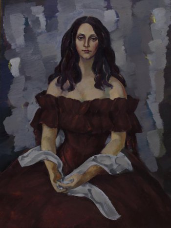 На серебристом фоне изображена в фас сидящая женщина с длинными распущенными темными волосами в темно-вишневом платье с открытыми плечами и руками.