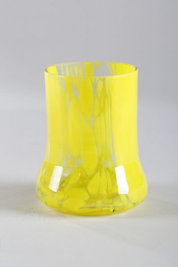 стакан цилиндрической, слегка расширенной к низу, формы, дно ложчатое. На тулове желтый нацвет в виде удлиненных потеков.