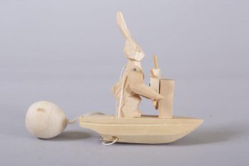 Изображен зайчик за штурвалом в лодке. Лапы прикреплены гвоздями, приводятся в движение.