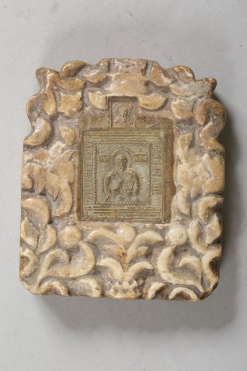 Литая икона в оправе из резного камня, с навершием 