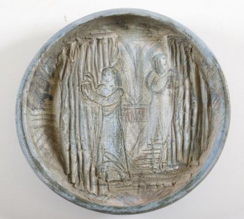тарелка круглая, плоская, с приподнятым бортиком, на кольцевой ножке. На плоскости изображены две женщины, ткущие гобелен.