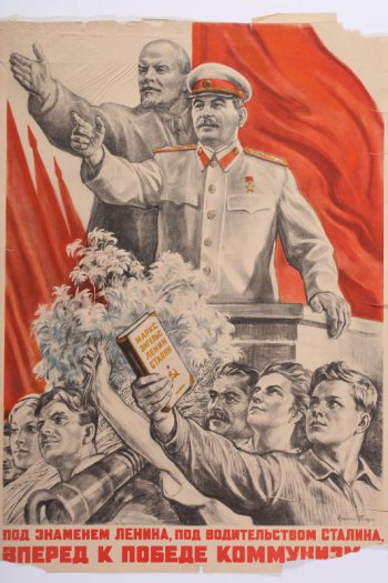 Изображены тов. Ленин и т. Сталин на трибуне с поднятой вперед правой рукой. Сзади них развивается красное знамя. Ниже трибуны - молодежь с книгами и цветами в руках.