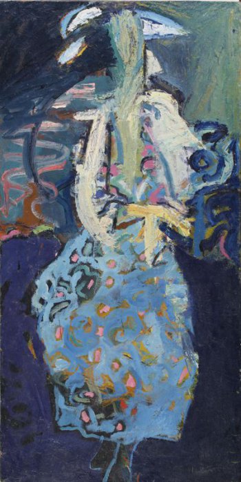 Во всю вертикаль холста дано обобщенное изображение сидящей женщины в шляпе, в голубой пестрой юбке.