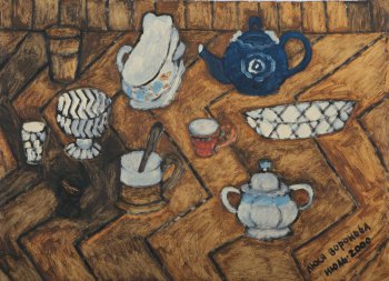 На золотистой плоскости паркета изображена фарфоровая и стеклянная посуда: стакан в подстаканнике с ложечкой, светло-голубая сахарница, ярко-синий чайник, вазочка, чашка и др.