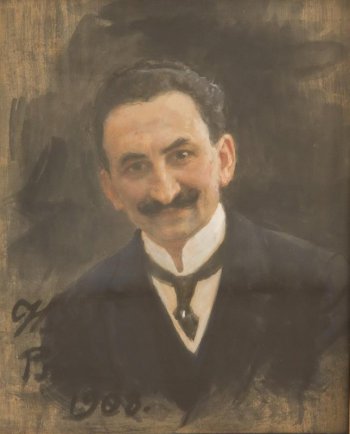 Изображен погрудно улыбающийся черноволосый мужчина, с черными закрученными в кольца усами ;  в темно-синем пиджаке, белом воротничке, черном галстуке.
Обрамление: паспарту