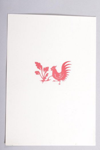 Вырезка из красной бумаги, наклеенная на белую. Вырезан петух, стоящий на одной ноге перед растением с четырьмя листьями.