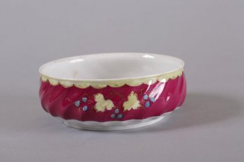 Круглая, на кольцевой ножке;  рифленый борт декорирован цветочной росписью и золочением по бордовому фону