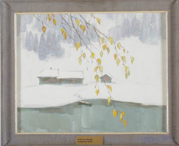 Изображен снежный пейзаж с фрагментом воды на первом плане с лодочкой у берега. Сверху (по диагонали) изображена ветка с желтыми листьями. На берегу три деревянных домика с заснеженными крышами.