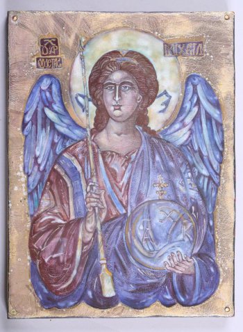 На медной пластине, закрепленной по углам гвоздями к деревянной доске, дано поясное изображение архангела Михаила. В правой руке его короткий посох (мерило), в левой руке -  сфера с монограммами 