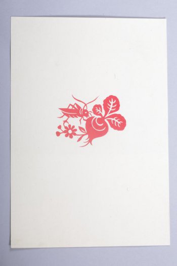 Вырезка из красной бумаги, наклеенная на белую. Вырезана репа с тремя листьями, слева - восьмилепестковый цветок, выше кузнечик стоит передними лапками на репе, а задними - на цветке.