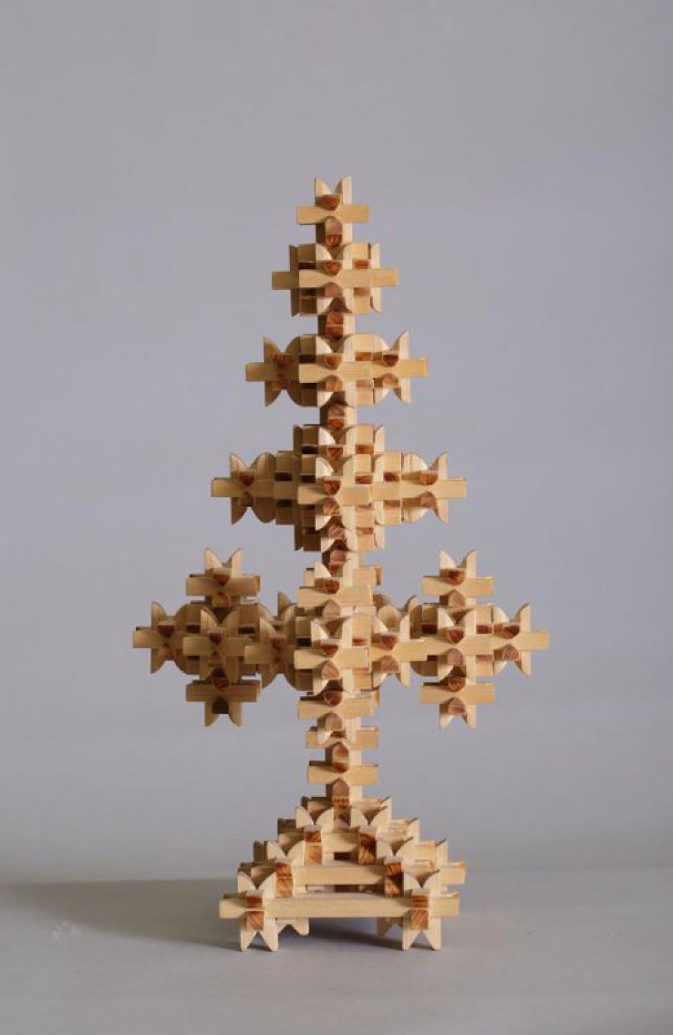 Пирамидальной формы, собрана из множества брусочков, соединенных между собой  с помощью пазов (260 деталей).