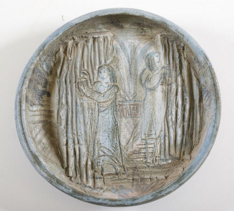 тарелка круглая, плоская, с приподнятым бортиком, на кольцевой ножке. На плоскости изображены две женщины, ткущие гобелен.
