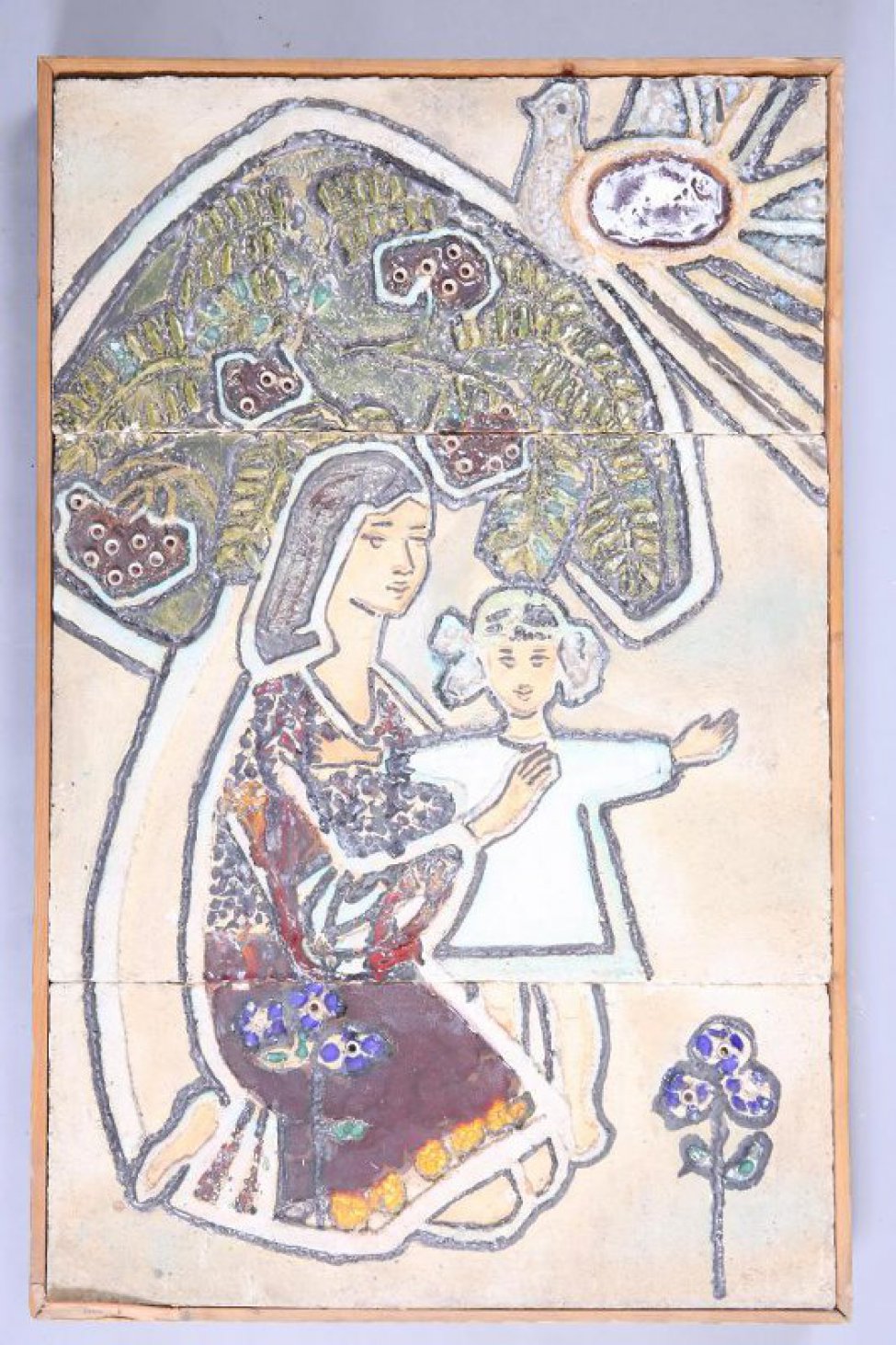 Рельефная композиция, состоящая из 3-х разновеликих горизонтальных частей, скрепленная рамой: изображено стилизованное дерево с широкой кроной под которой на коленях стоит молодая женщина, держащая  девочку с распростертыми руками, в правом верхнем углу - птица, в нижнем - цветок.