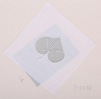 На белом батисте квадратной формы в центре белым шёлком вышит лист, который внутри заполнен шитой сеткой. Ножка у листа шита атласным швом. Образец приклеен к картонному листу.