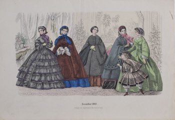 Изображены пять дам в платьях с кринолинами. Три средних в верхнем платье с широкими рукавами. Дама слева в сером платье, справа - в зеленом. Около нее девочка в платье песочного цвета с пелеринкой.