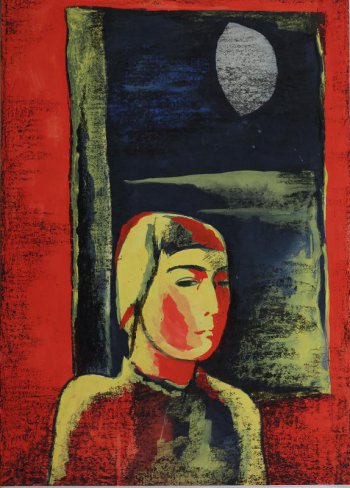 На фоне красной стены и окна с вечерним лунным пейзажем погрудное изображение в 3/4 повороте вправо круглолицей молодой женщины в свитере.