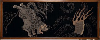 На черном бархате внизу - стилизованное изображение прыгающего тигра, исполненное толстыми золотистыми нитями. Вверху хвост дракона, за тигром изображение цветка. В раме современного советского цветного багета.