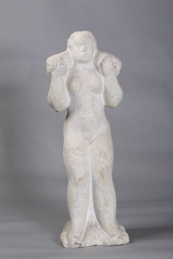 Изображена обнаженная молодая женщина в рост, опирающаяся на постамент. Обе руки, поднятые к плечам, держат густые прямые волосы.